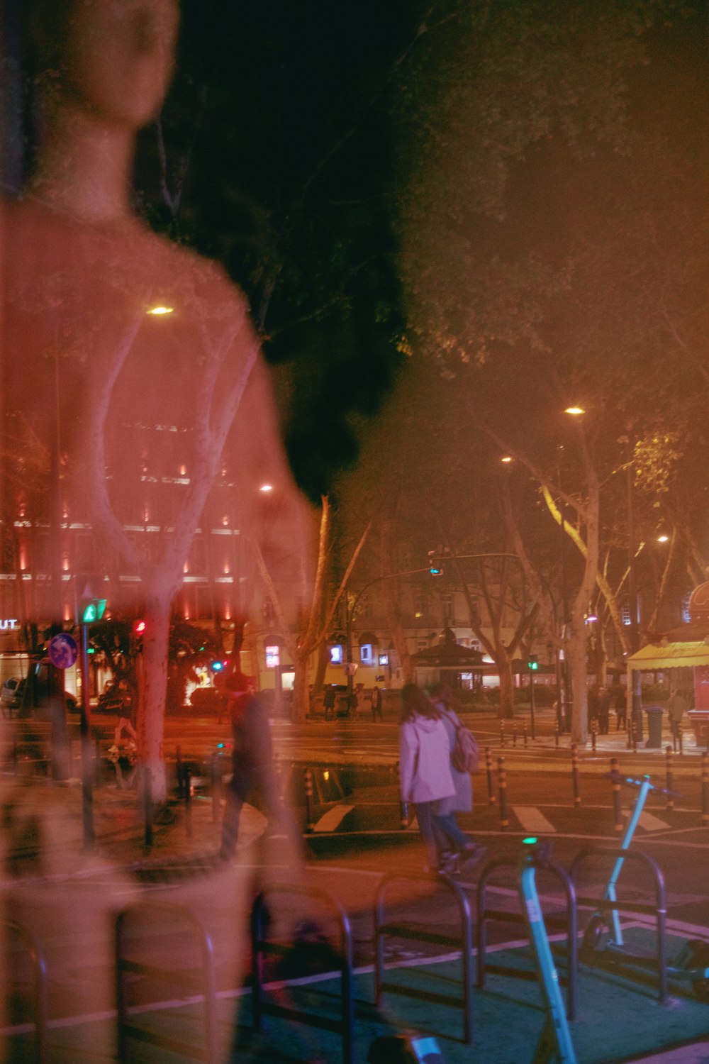 una foto borrosa de una persona caminando por una calle