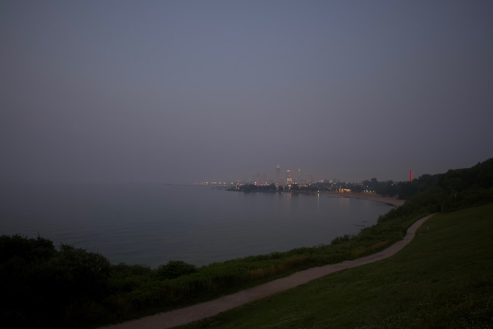 ein Gewässer mit einer Stadt in der Ferne