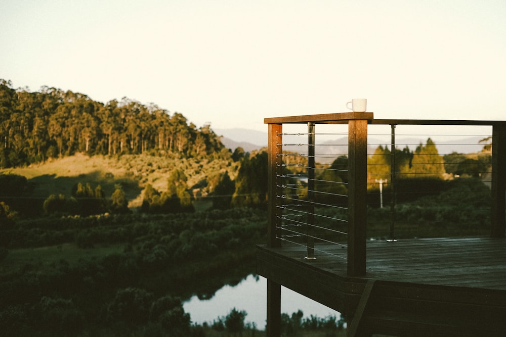 un ponte di legno su un piccolo specchio d'acqua