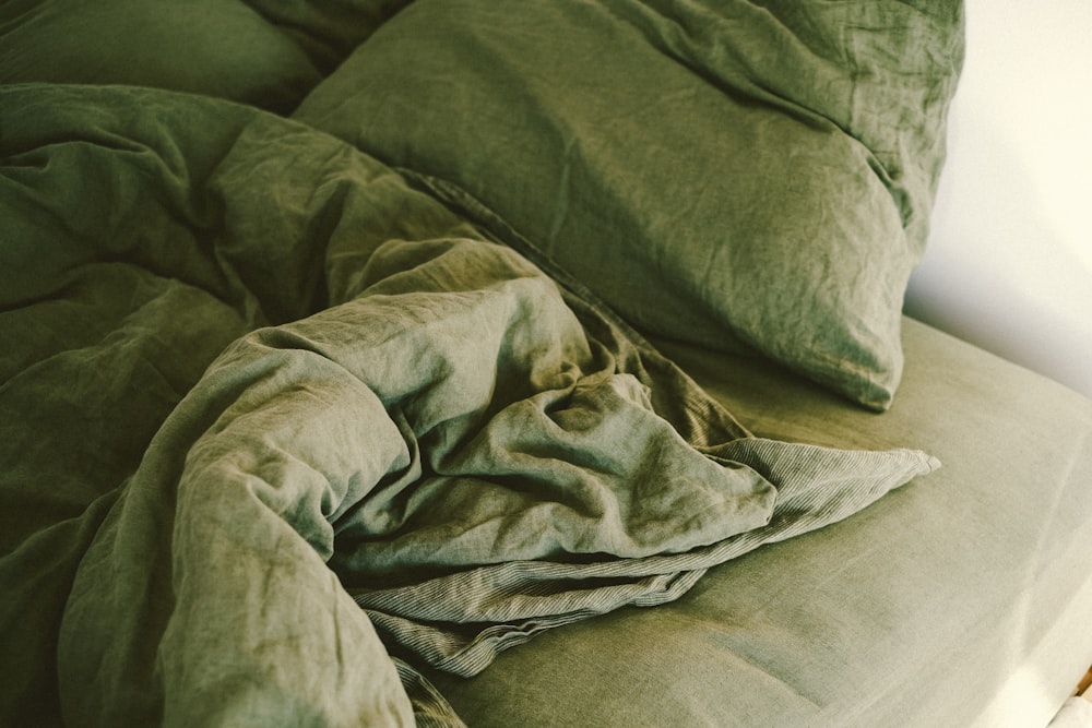 una cama con una manta encima