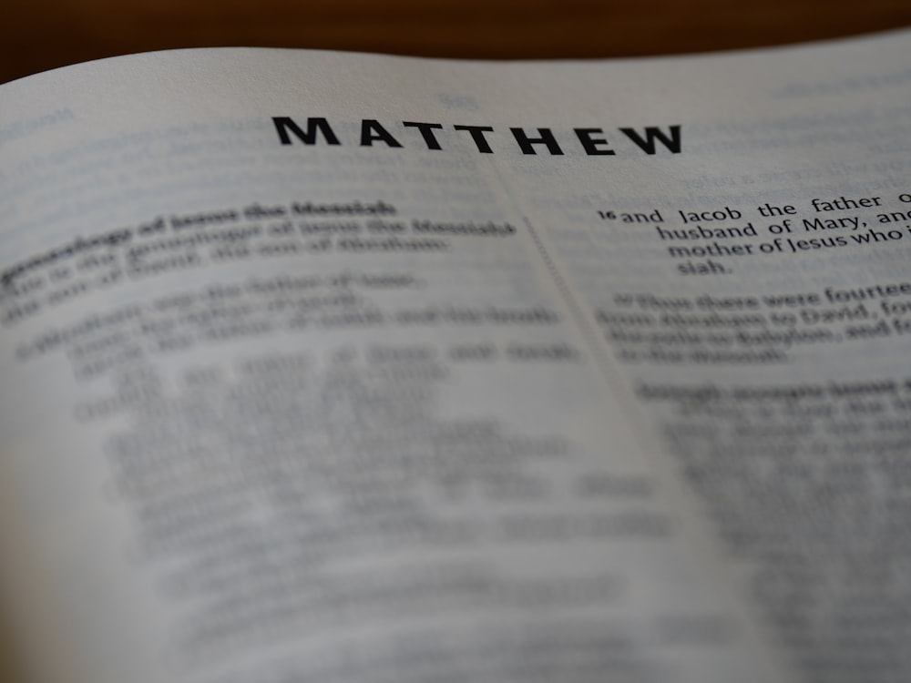 Un primer plano de un libro con la palabra Mateo en él