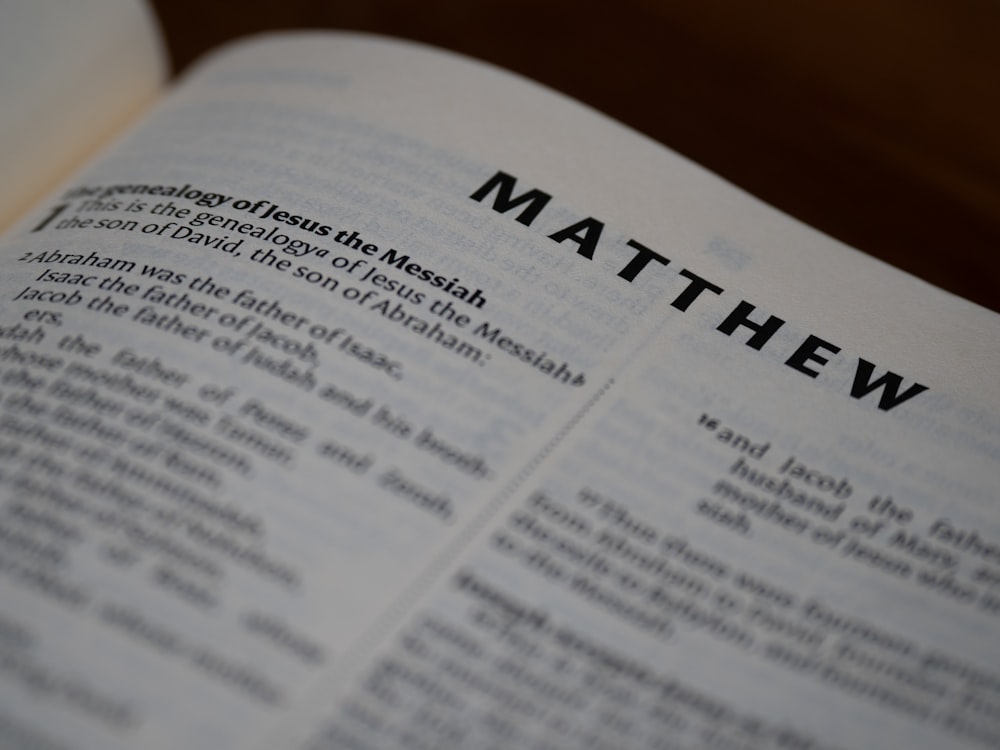 Eine Nahaufnahme eines Buches mit dem Wort Mathew darauf