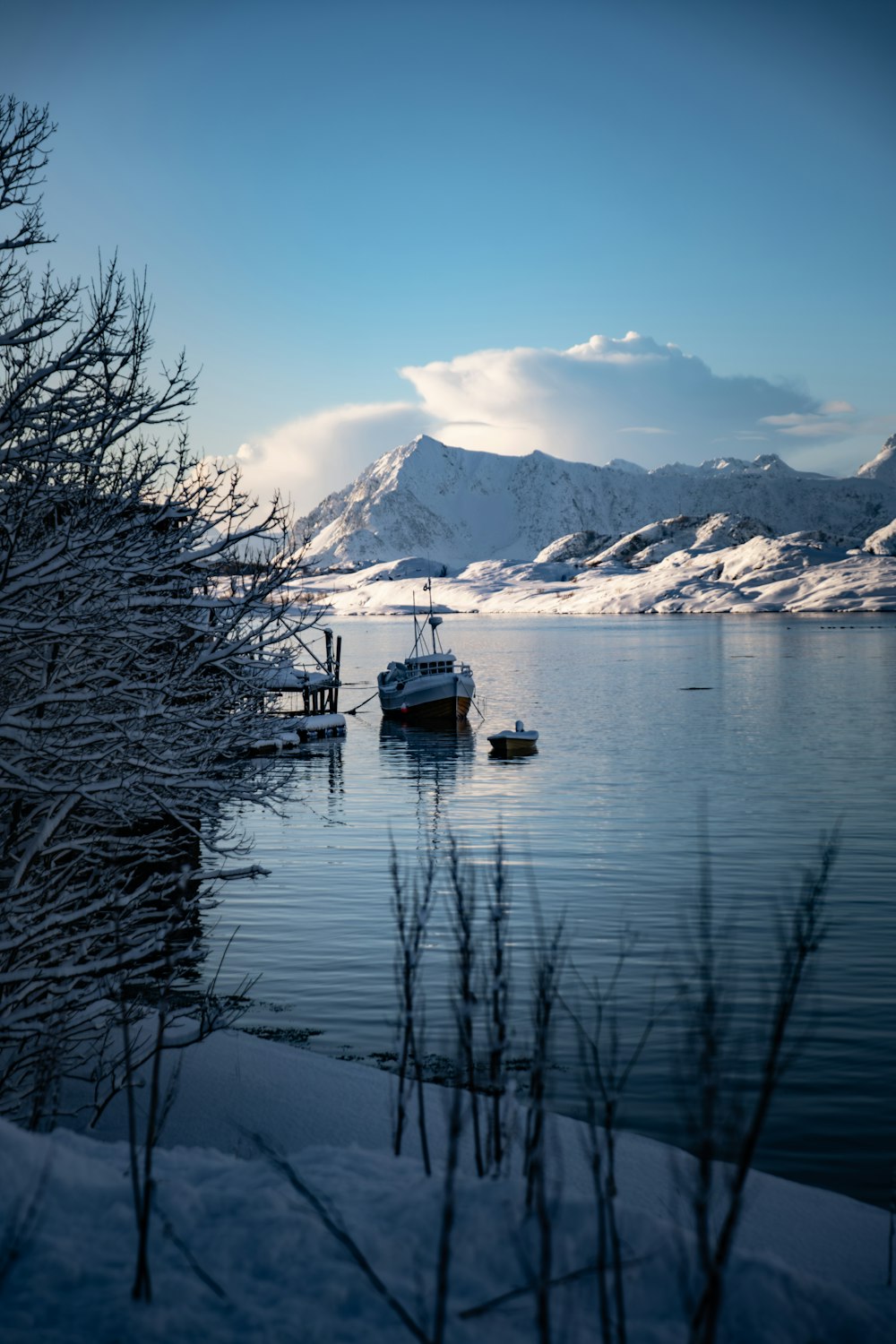 a boat is sitting in the middle of a lake