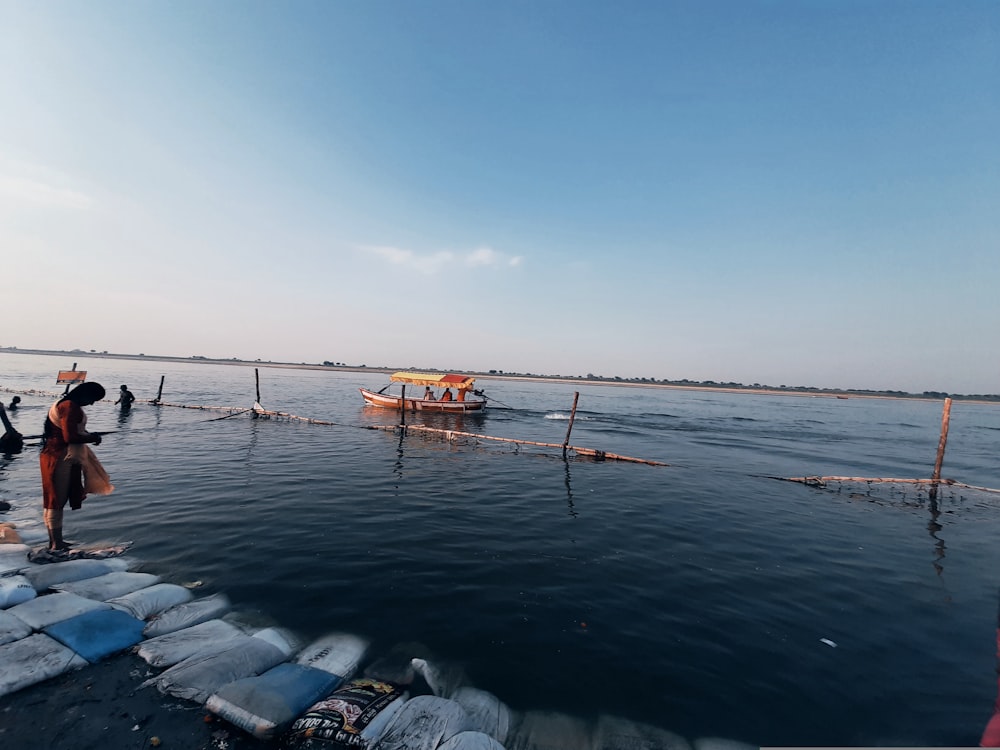 Un grupo de personas en un cuerpo de agua