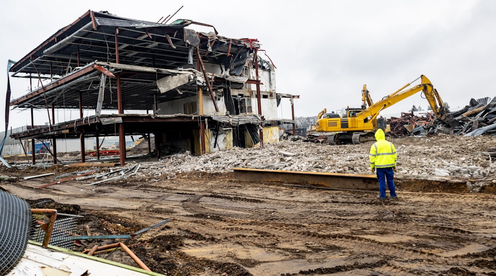 Un hombre parado frente a un sitio de construcción