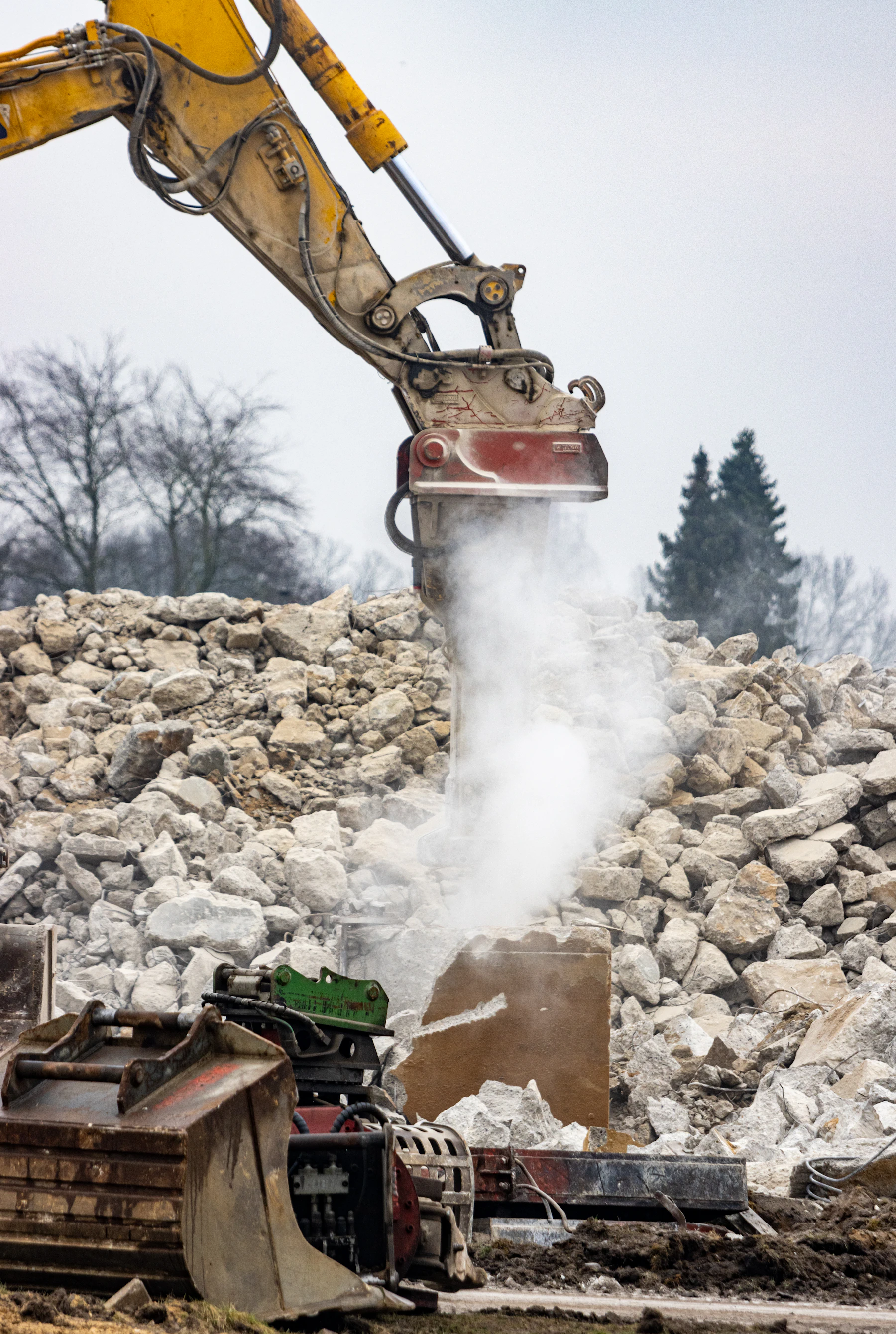 Rückbau einer Industrieanlage mit schwerem Gerät