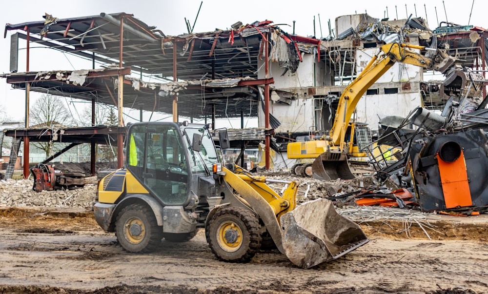 Un bulldozer est stationné devant un chantier de construction