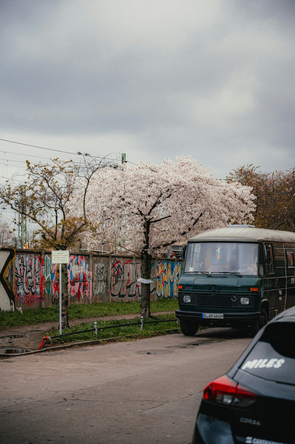 uma carrinha estacionada à beira da estrada