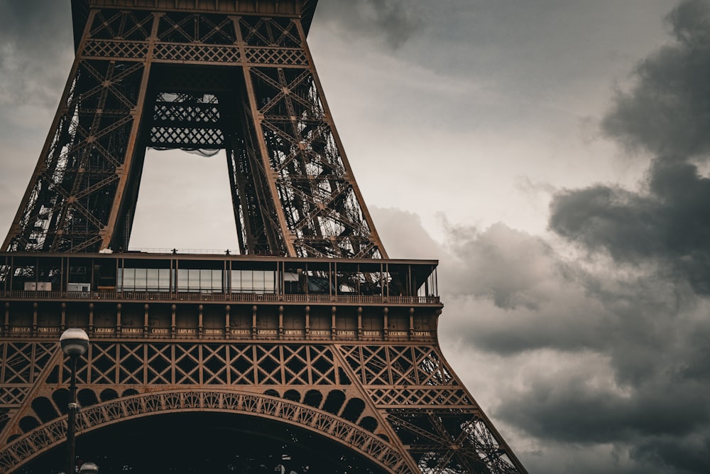 パリの街を見下ろすようにそびえ立つエッフェル塔