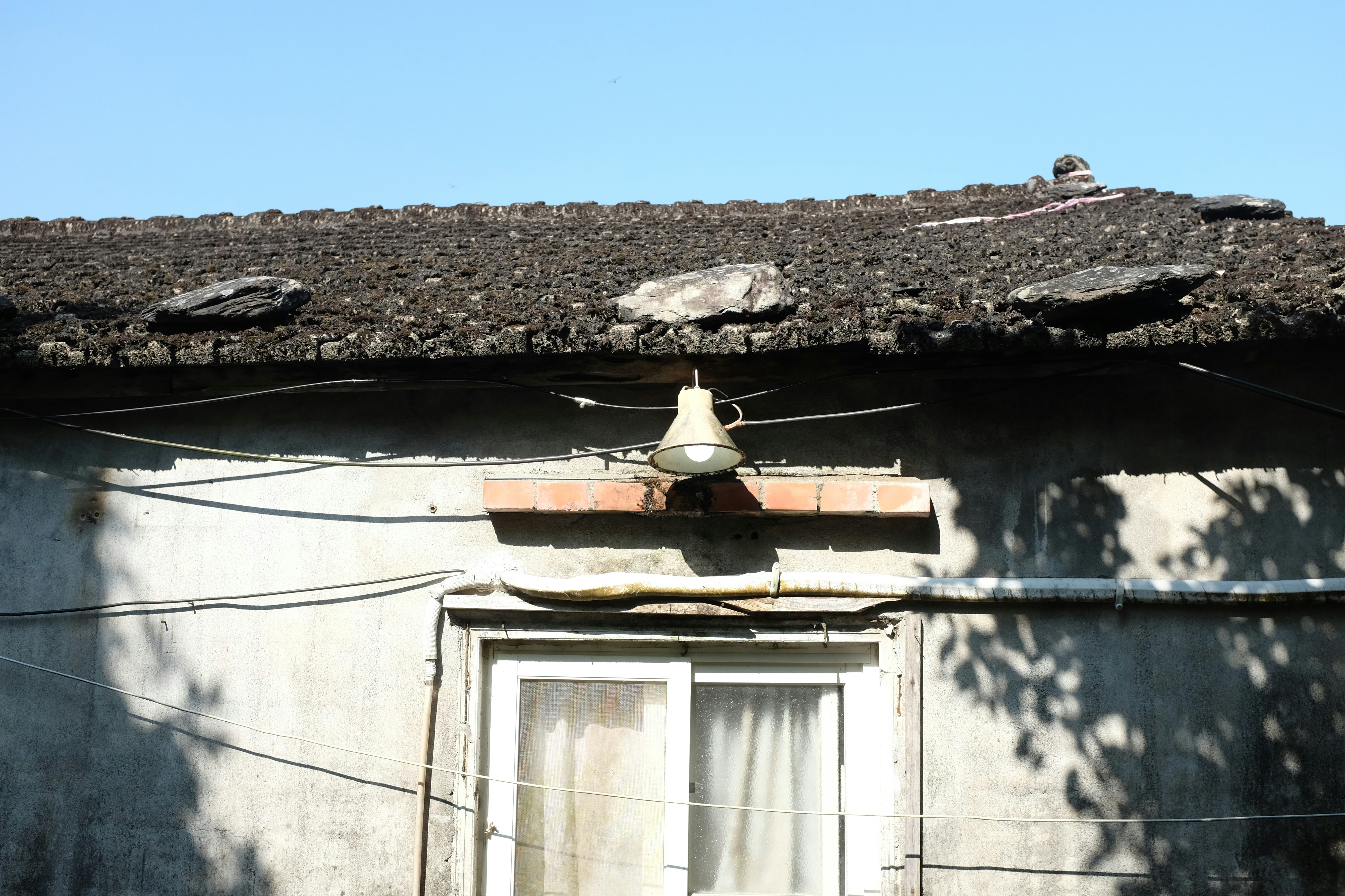ein Gebäude mit einem Dach, auf dem eine Uhr angebracht ist