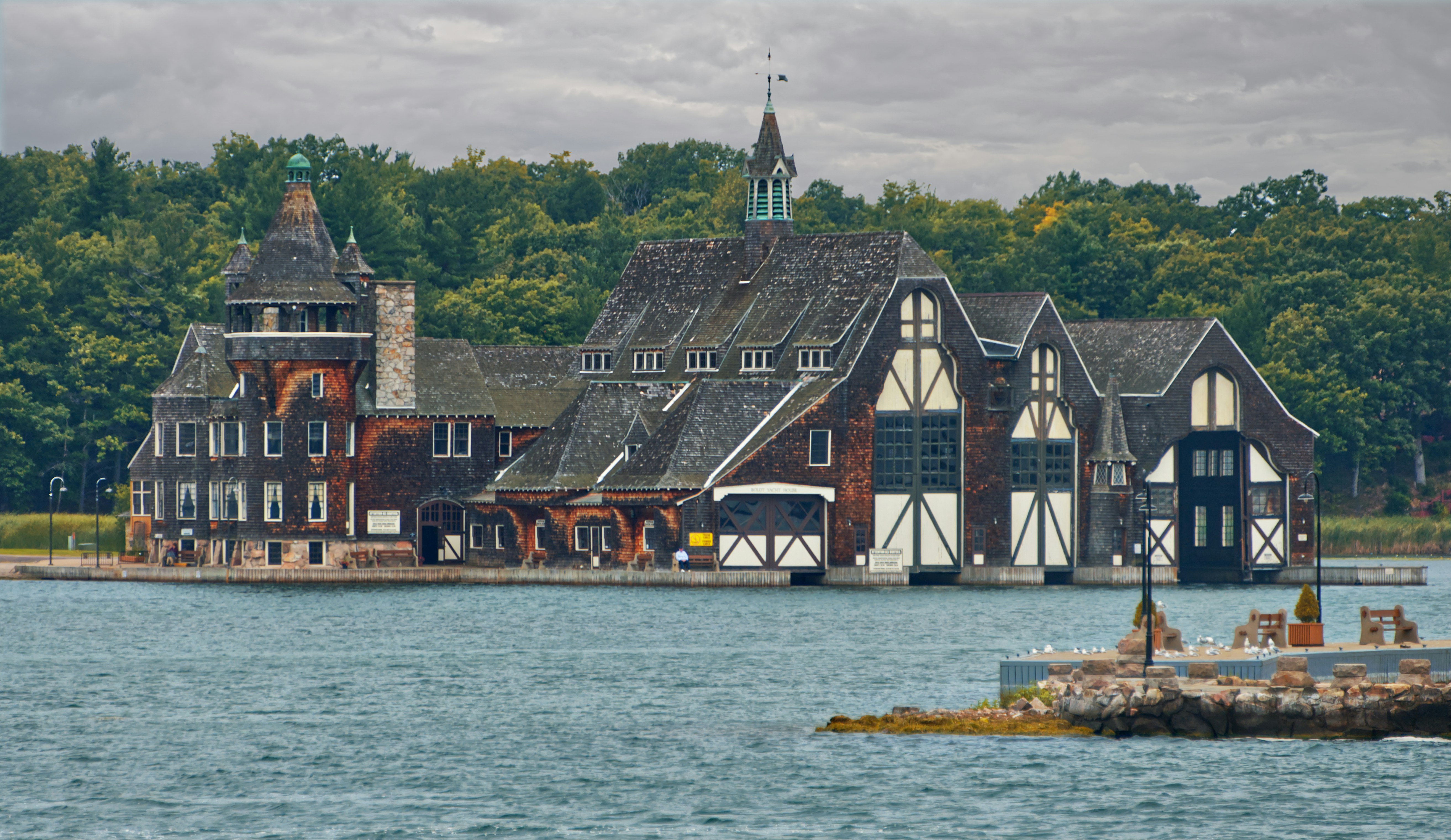 George C. Boldt Yacht House est un hangar historique à bateaux situé sur la rive nord-est de l'île de Wellesley, près de la baie d'Alexandria, dans le comté de Jefferson, New York. Il a été commandé par George Boldt pour abriter les nombreuses embarcations qu'il possédait et qui sont adjacentes au château de Boldt.