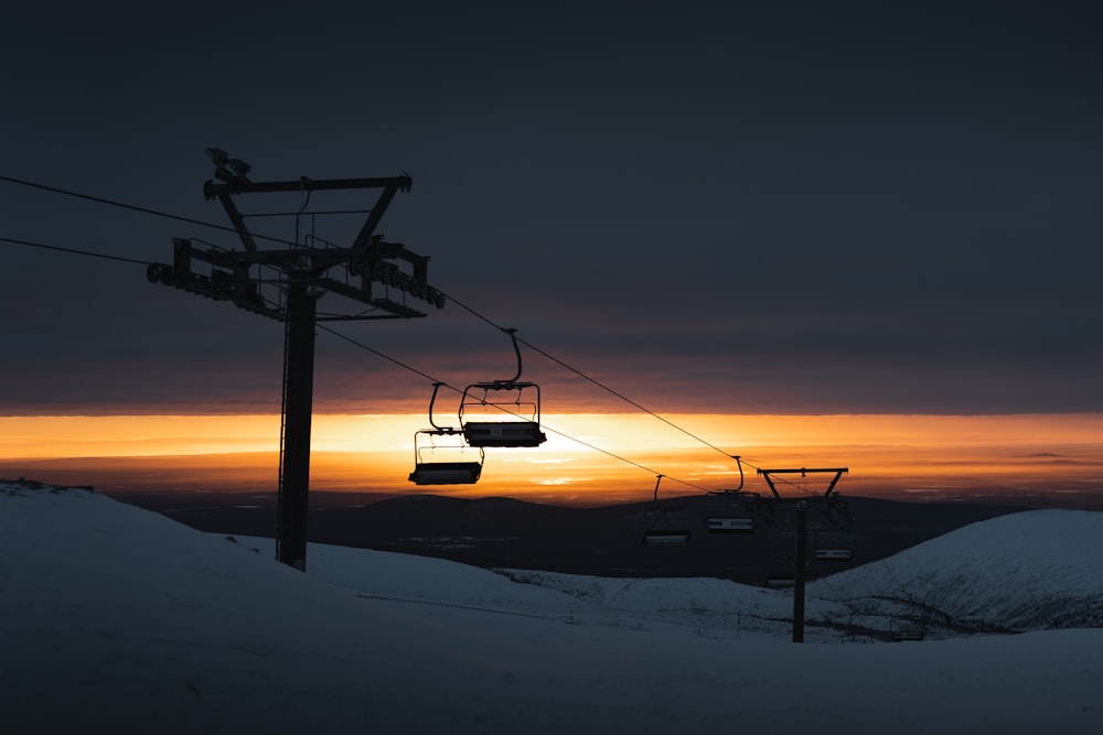 um teleférico com um pôr do sol ao fundo