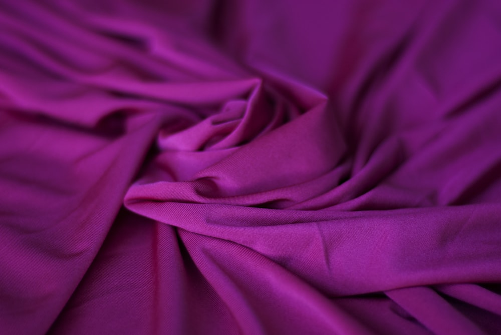 Una vista de cerca de una tela púrpura