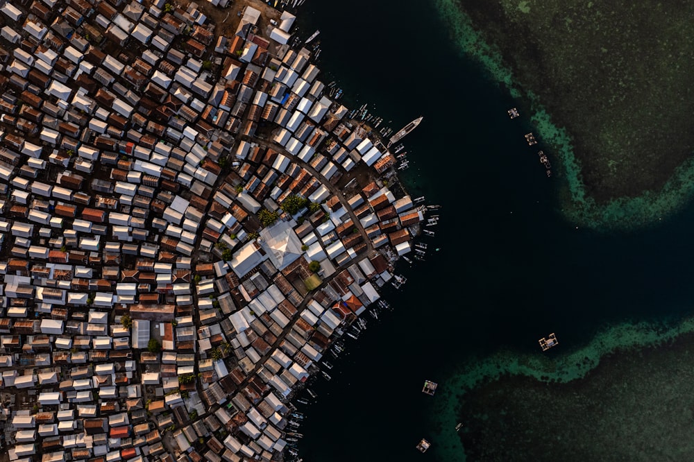 Vista aérea de una ciudad y un cuerpo de agua
