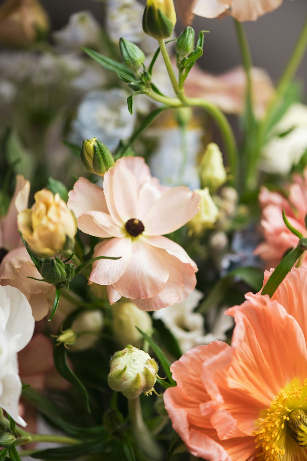 um ramo de flores que estão em um vaso