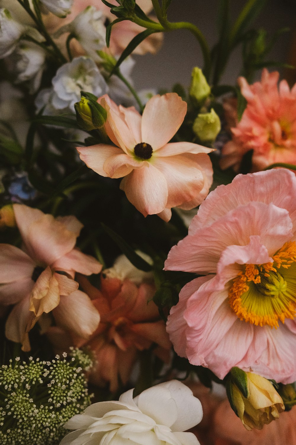 un mazzo di fiori che sono in un vaso