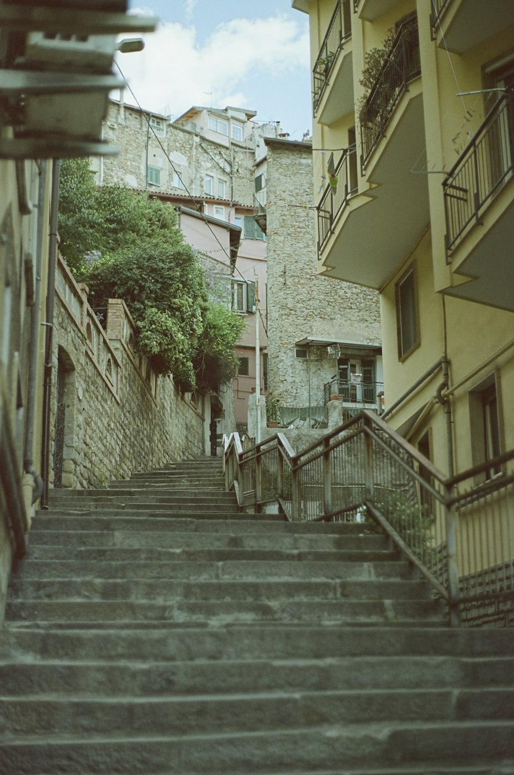 un escalier menant à un bâtiment