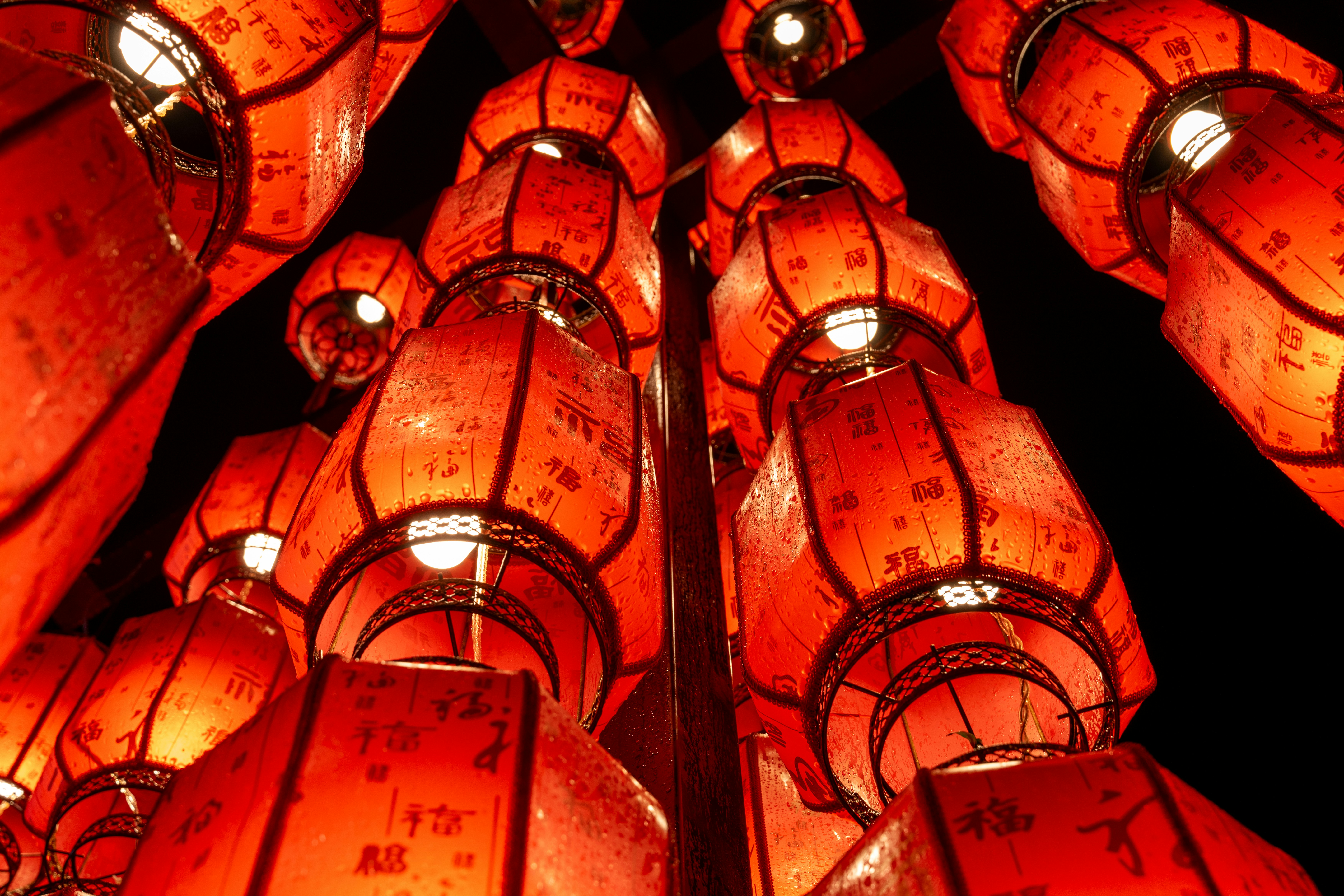 un tas de feux rouges qui sont sur un poteau