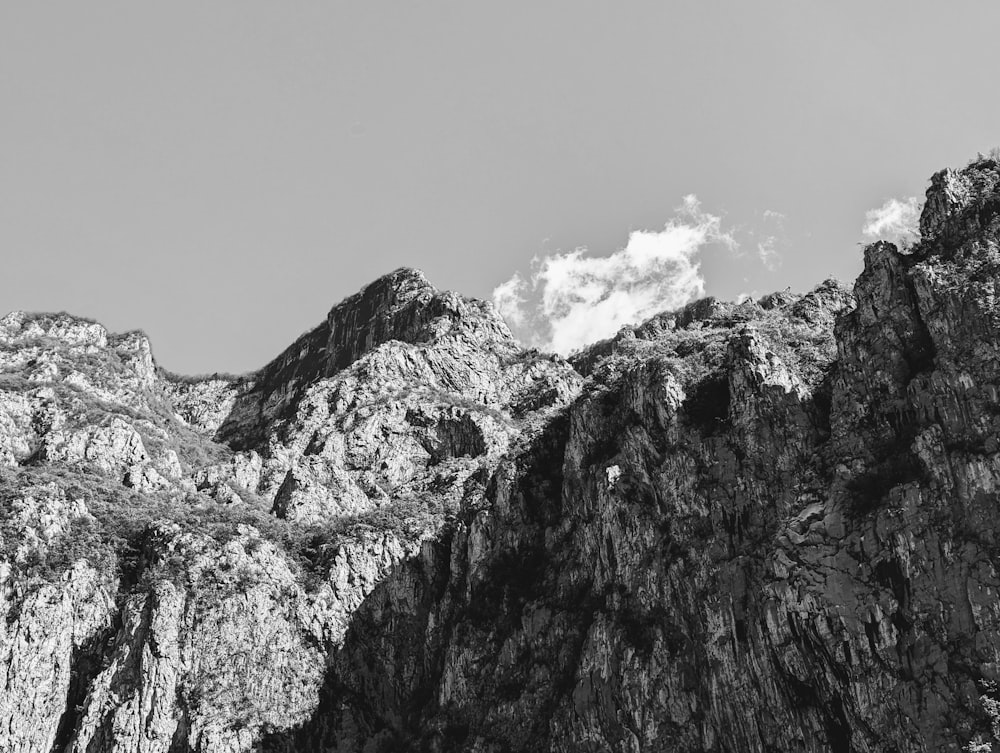 Ein Schwarz-Weiß-Foto eines Gebirges