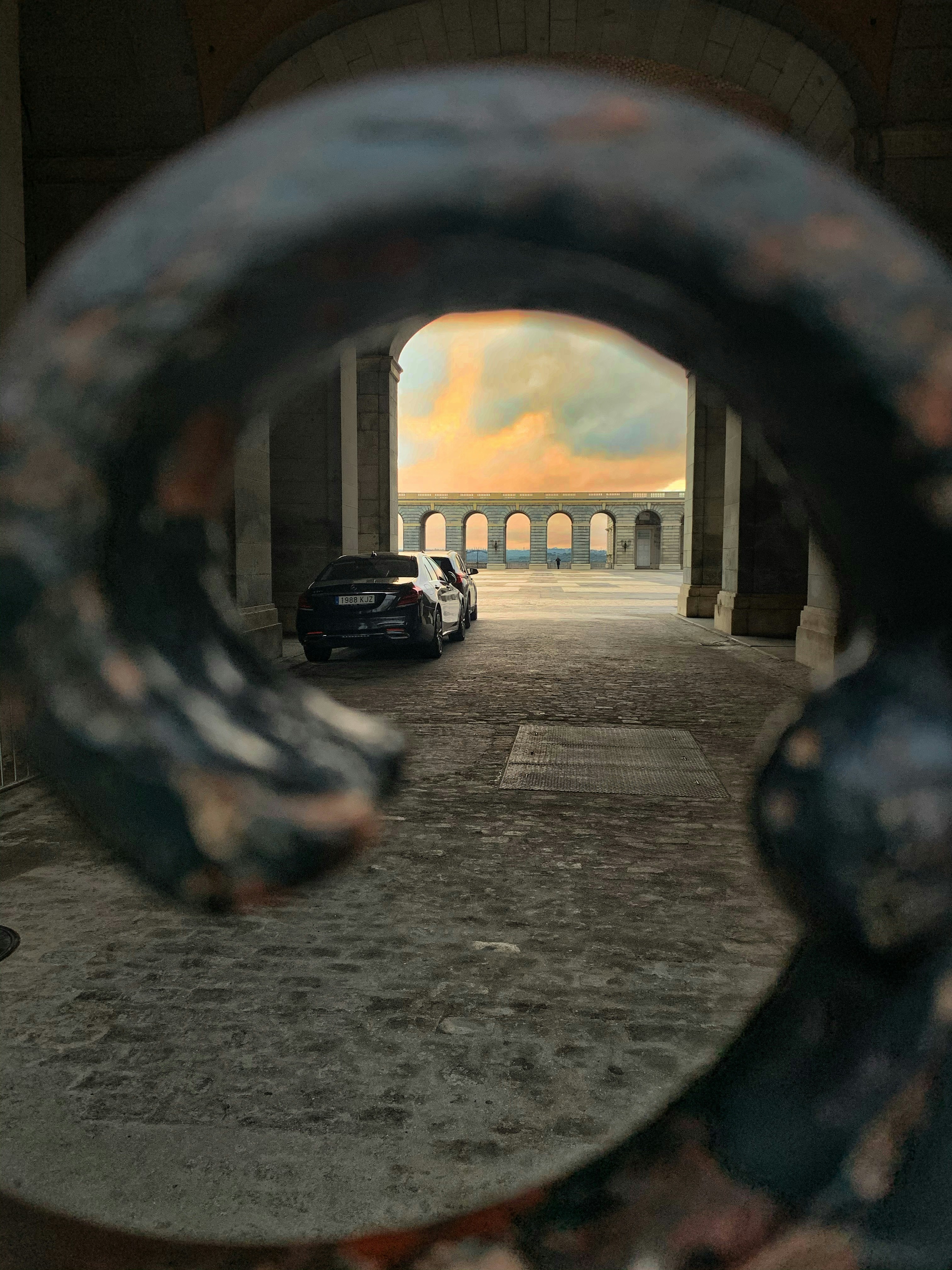 une voiture est garée dans un parking