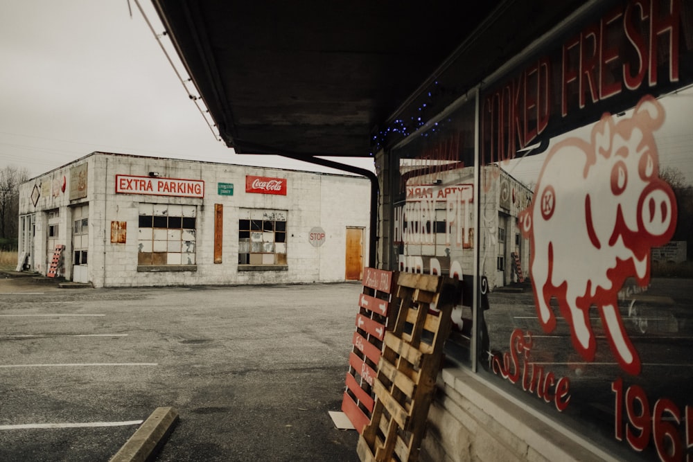 ein Schaufenster mit einem Schild mit der Aufschrift "Butcher Fresh"