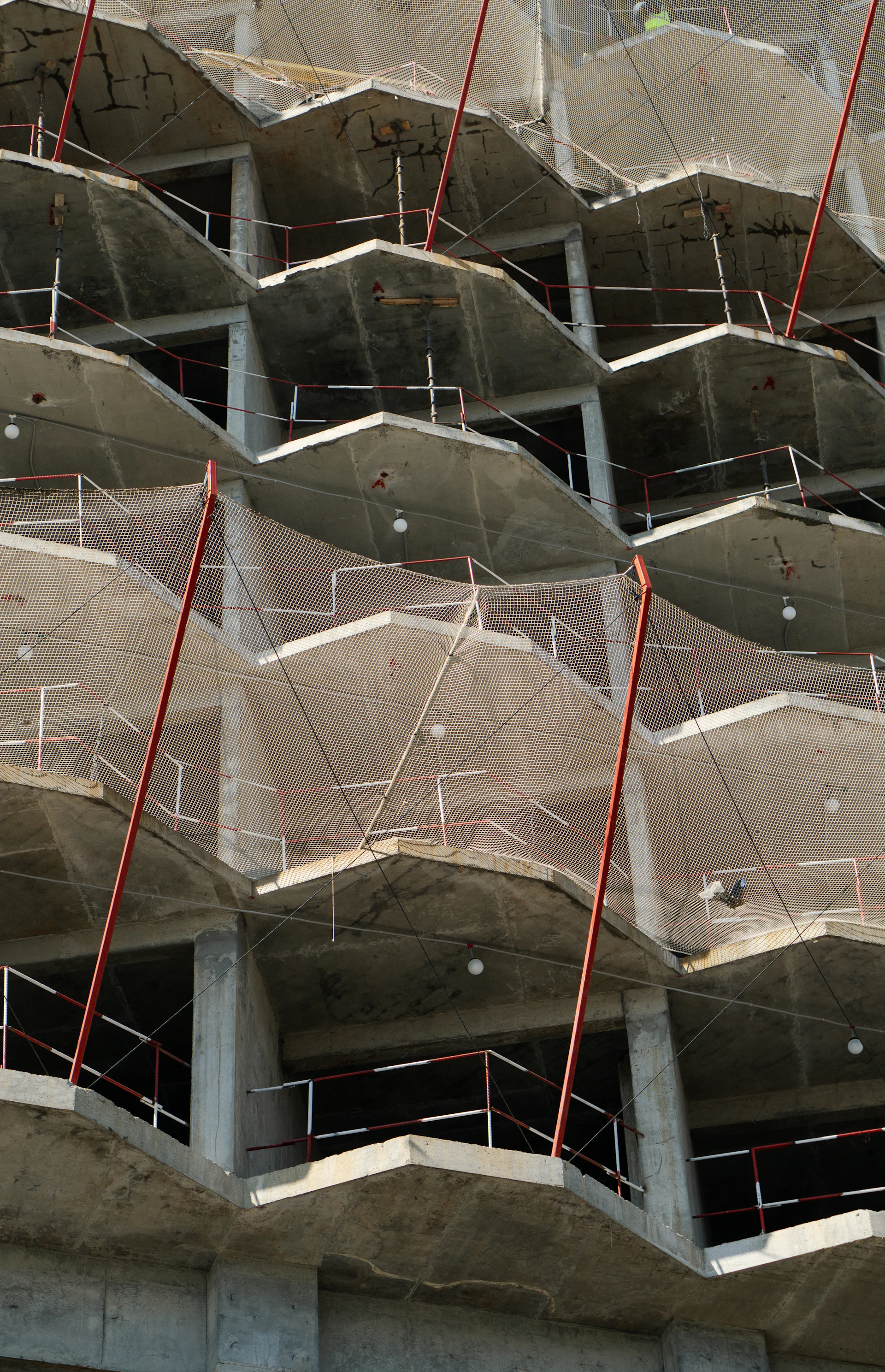 a bunch of umbrellas that are on the side of a building