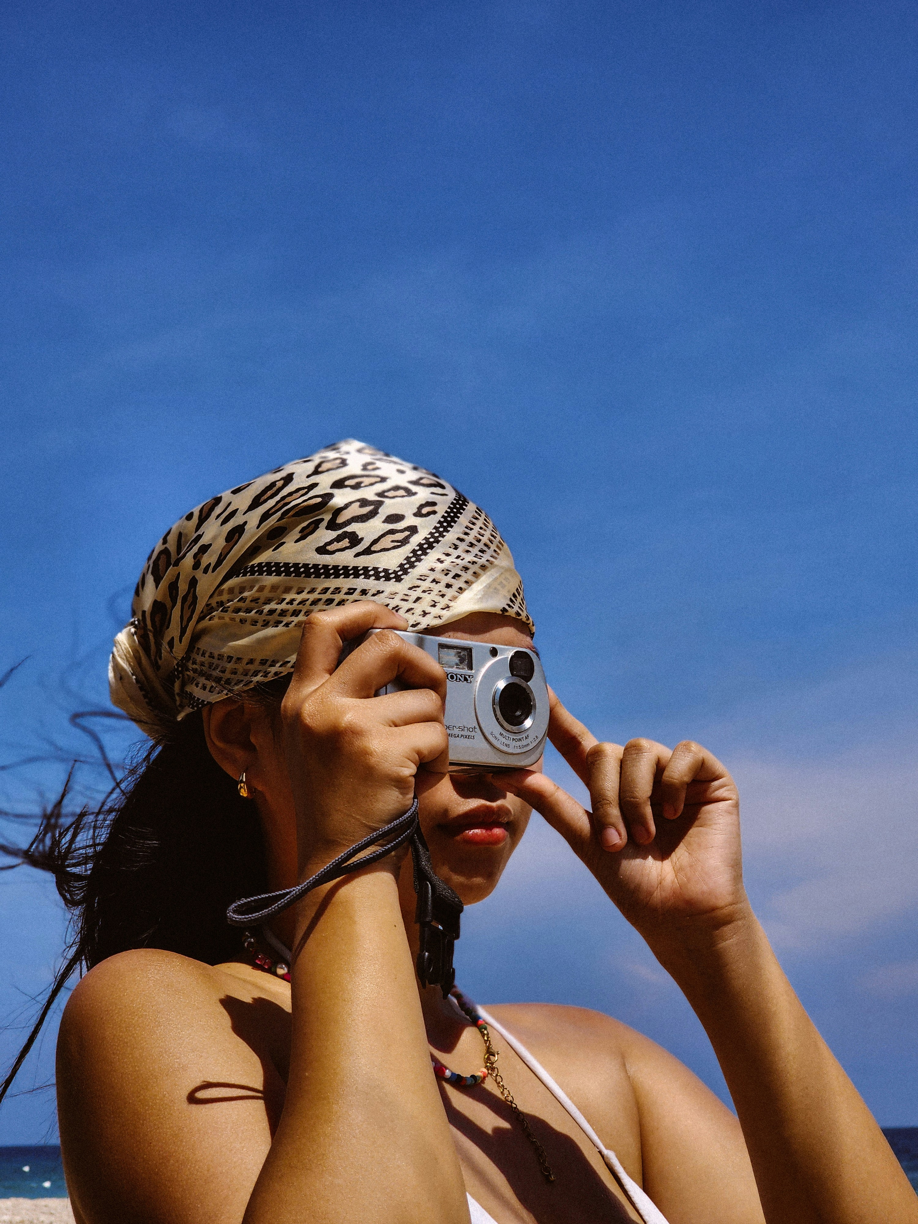 카메라로 자신의 사진을 찍는 여성