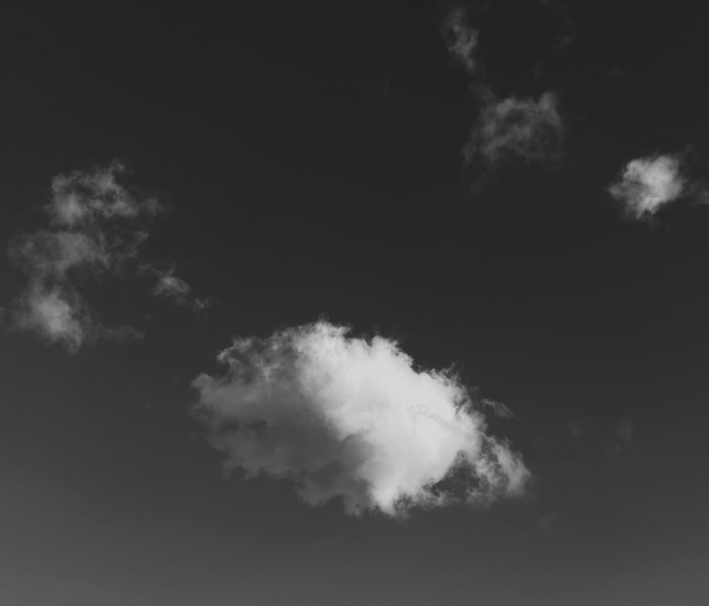 une photo en noir et blanc d’un nuage dans le ciel