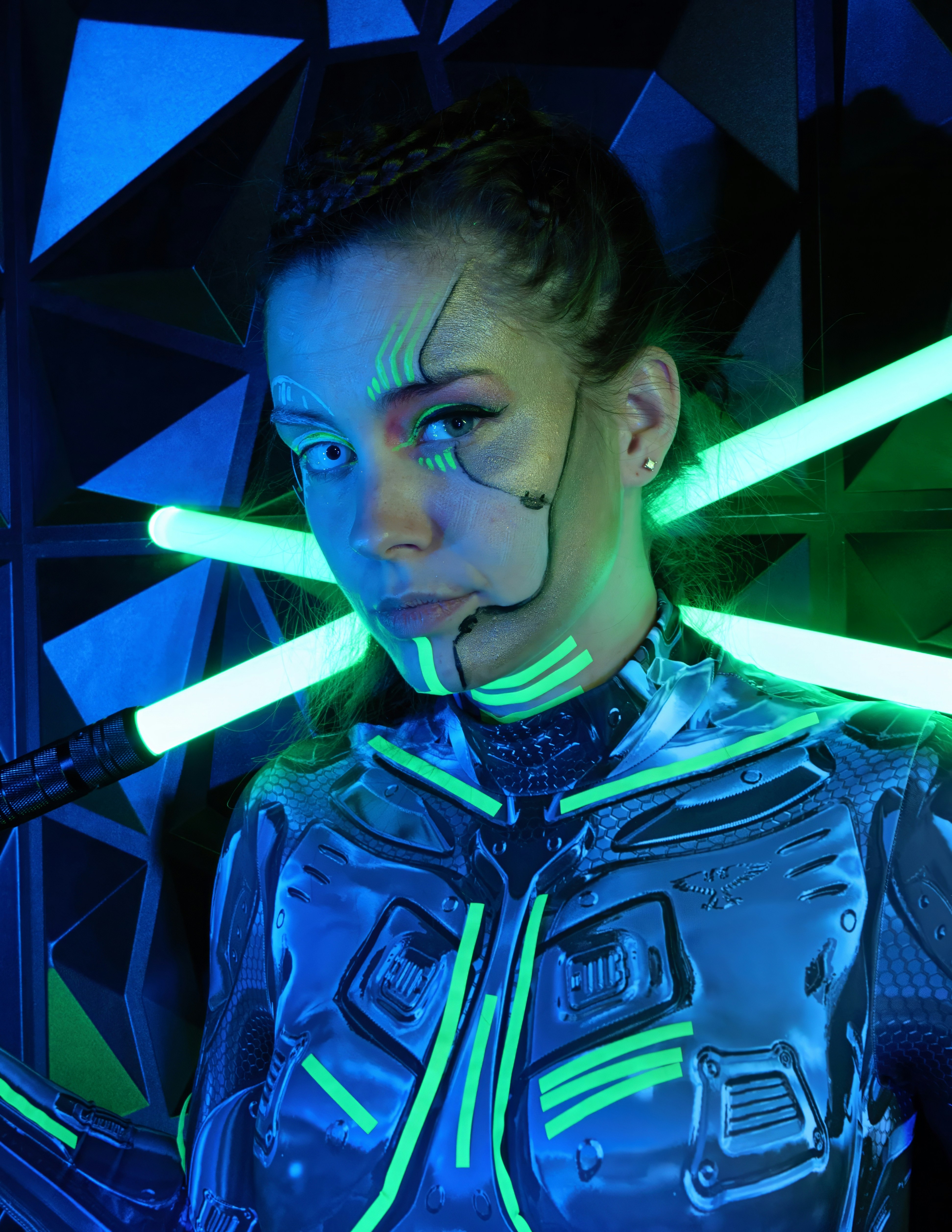 Seorang wanita dengan setelan futuristik dengan lampu neon di wajahnya