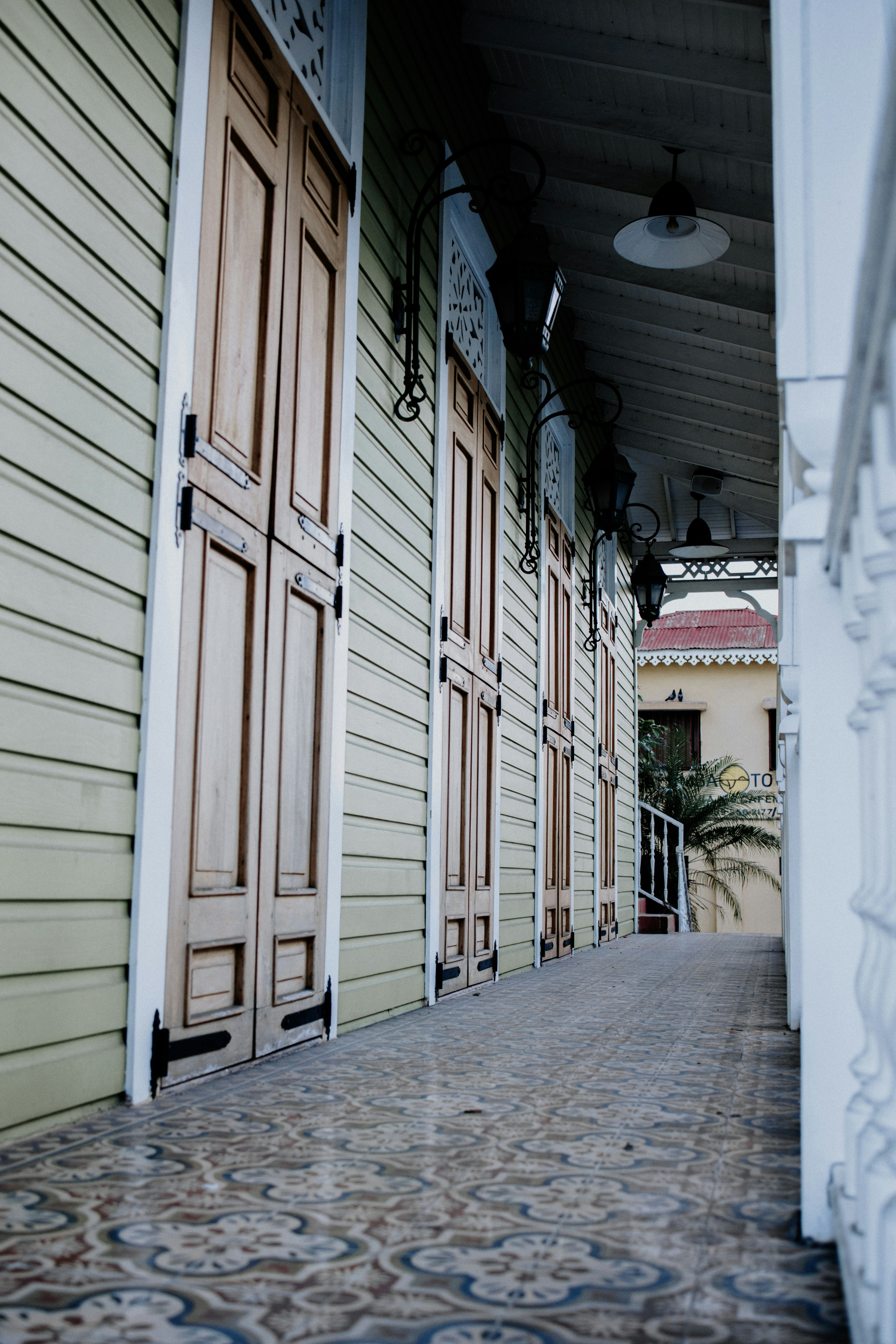una boca de incendios roja y blanca en el costado de un edificio
