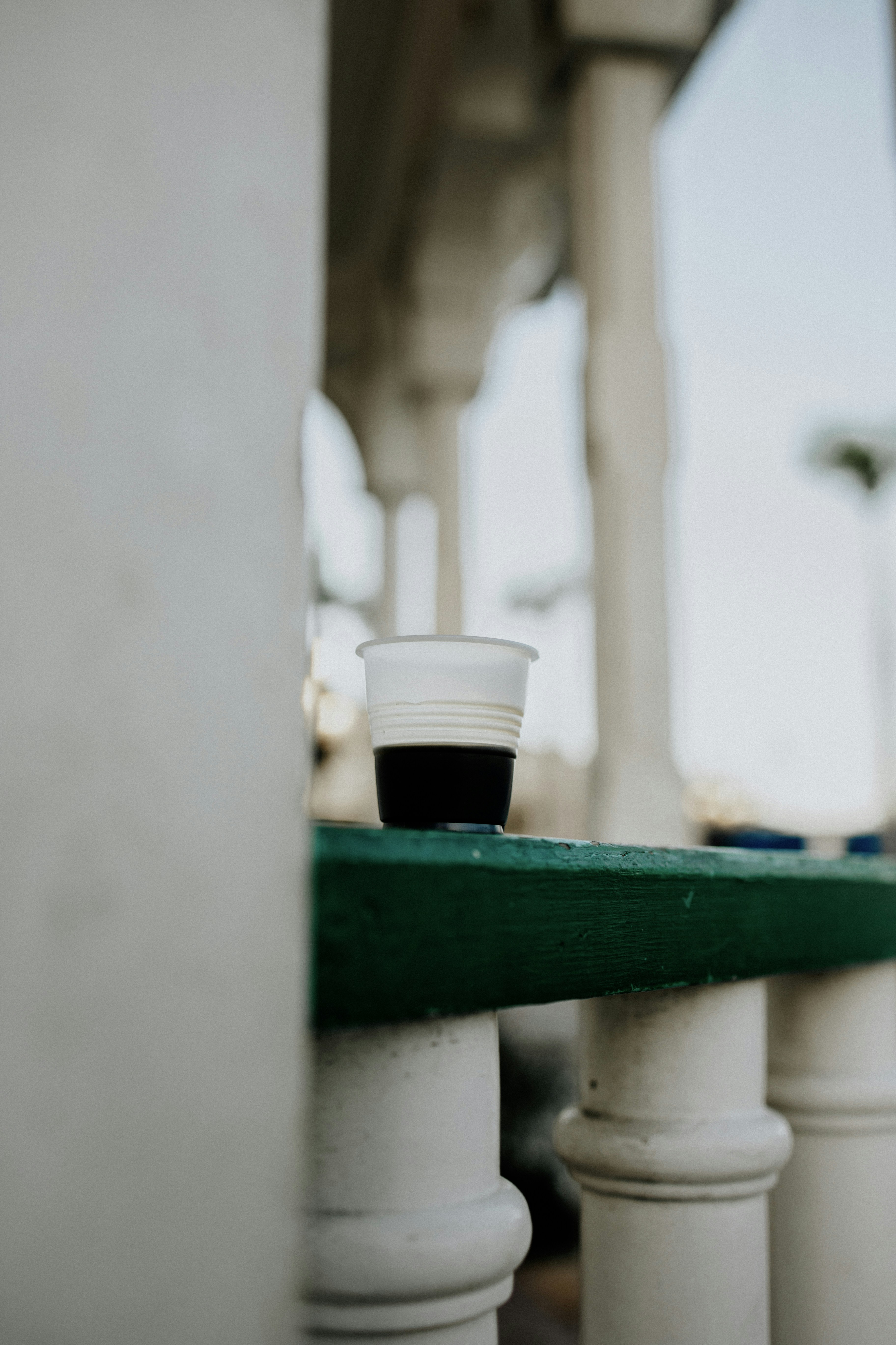 una taza de café encima de una mesa verde