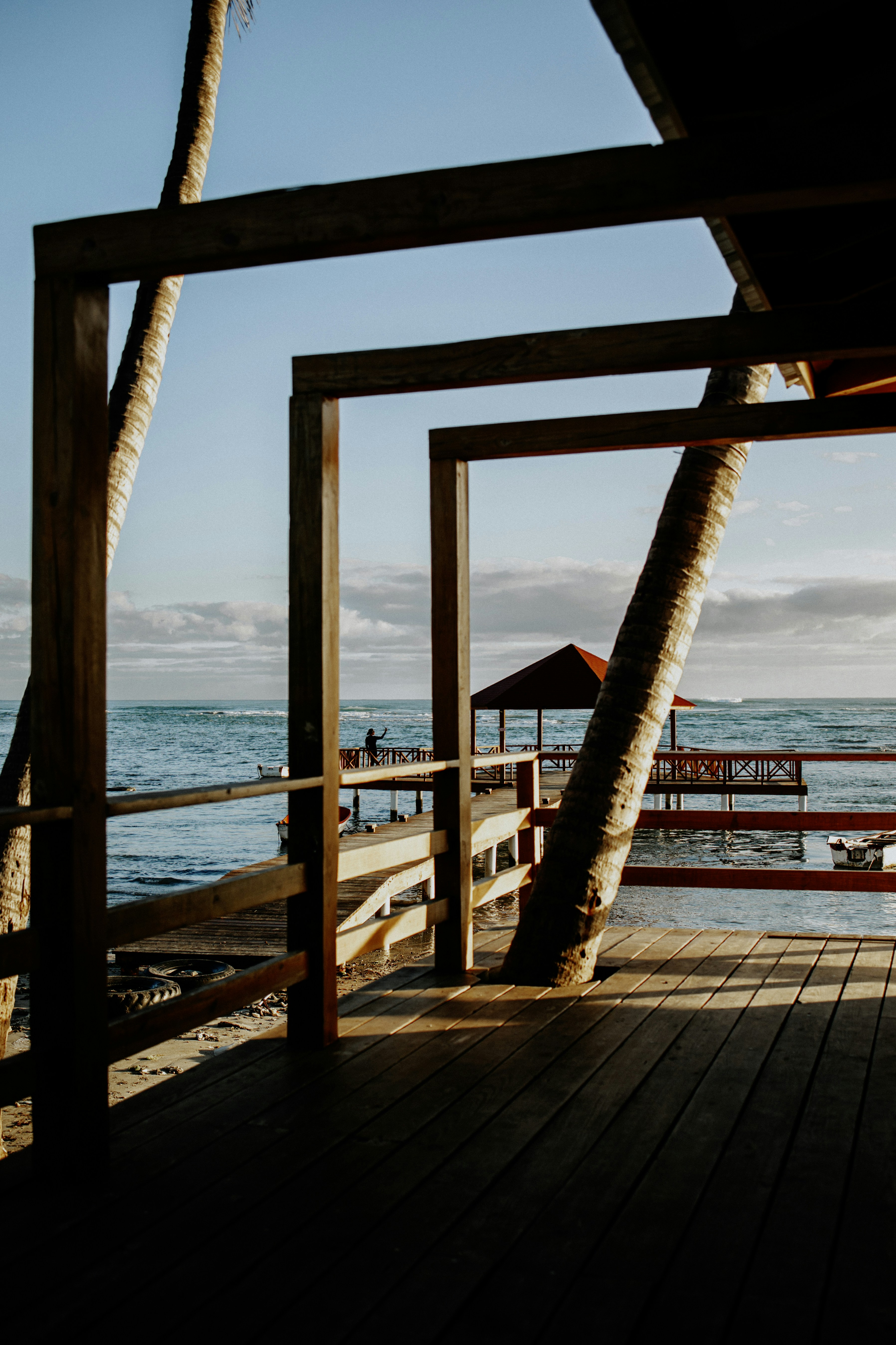 Una vista del océano desde un muelle de madera