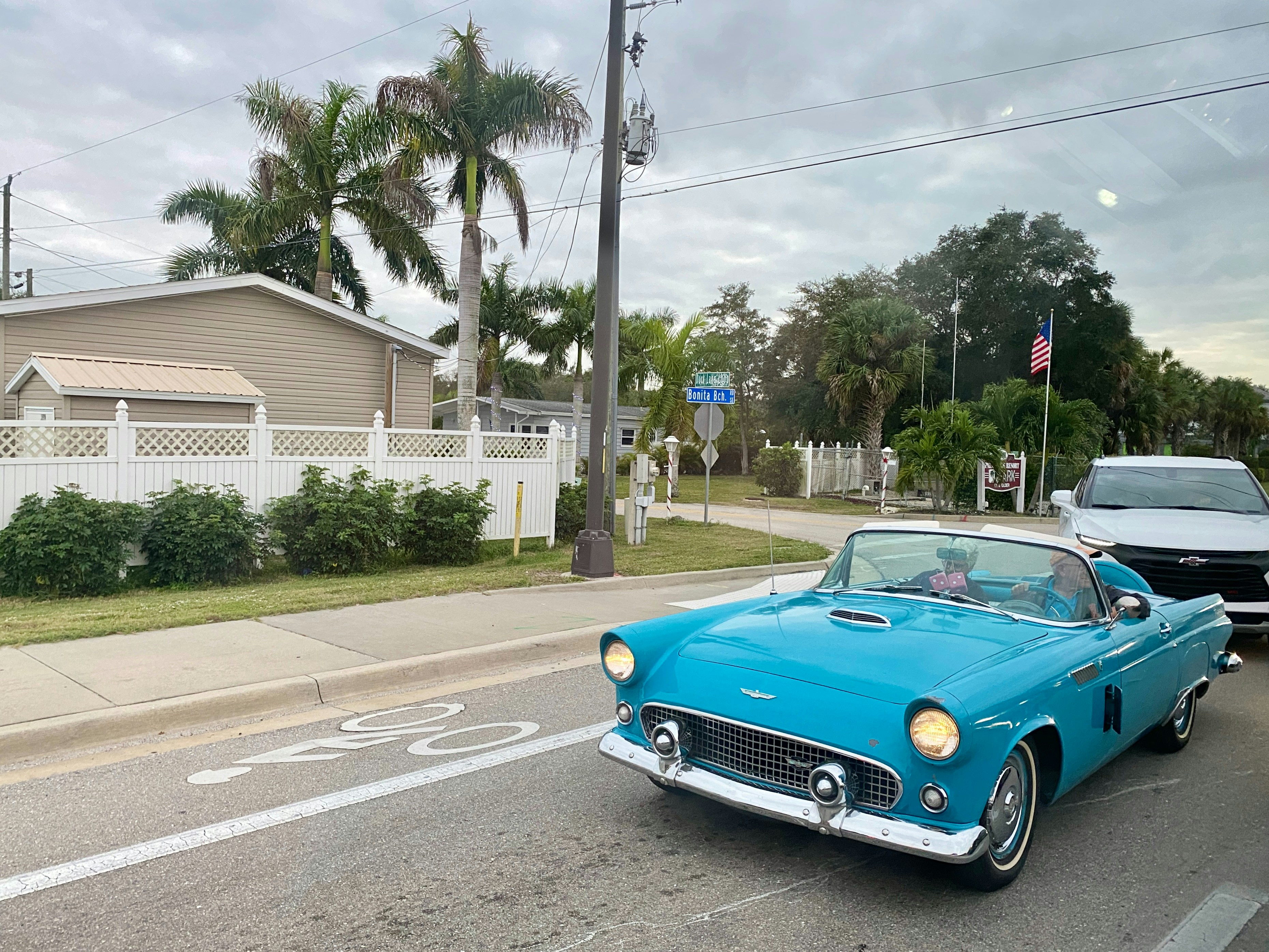 gray computer monitor