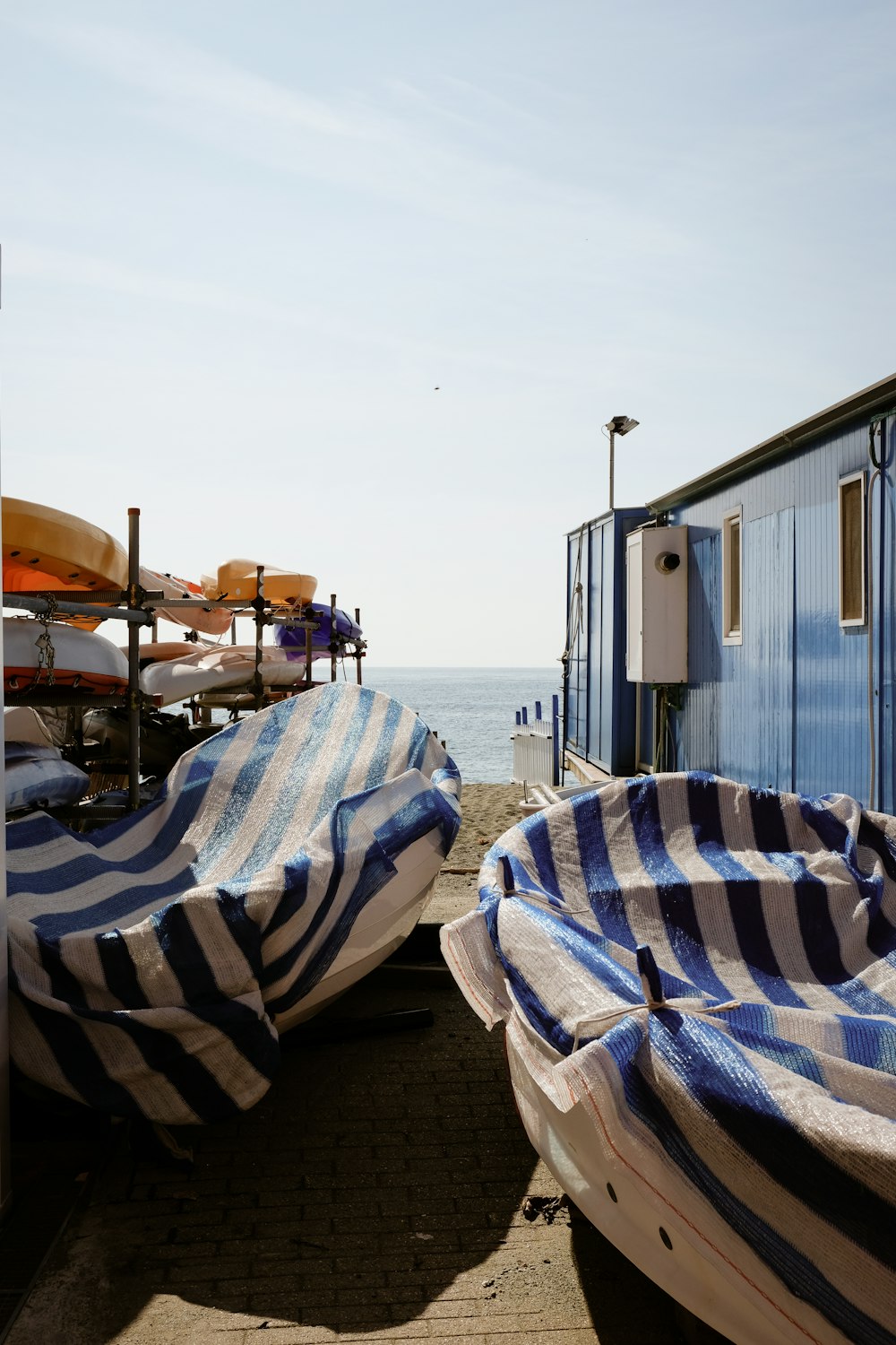 eine Reihe von Booten, die nebeneinander an einem Strand sitzen