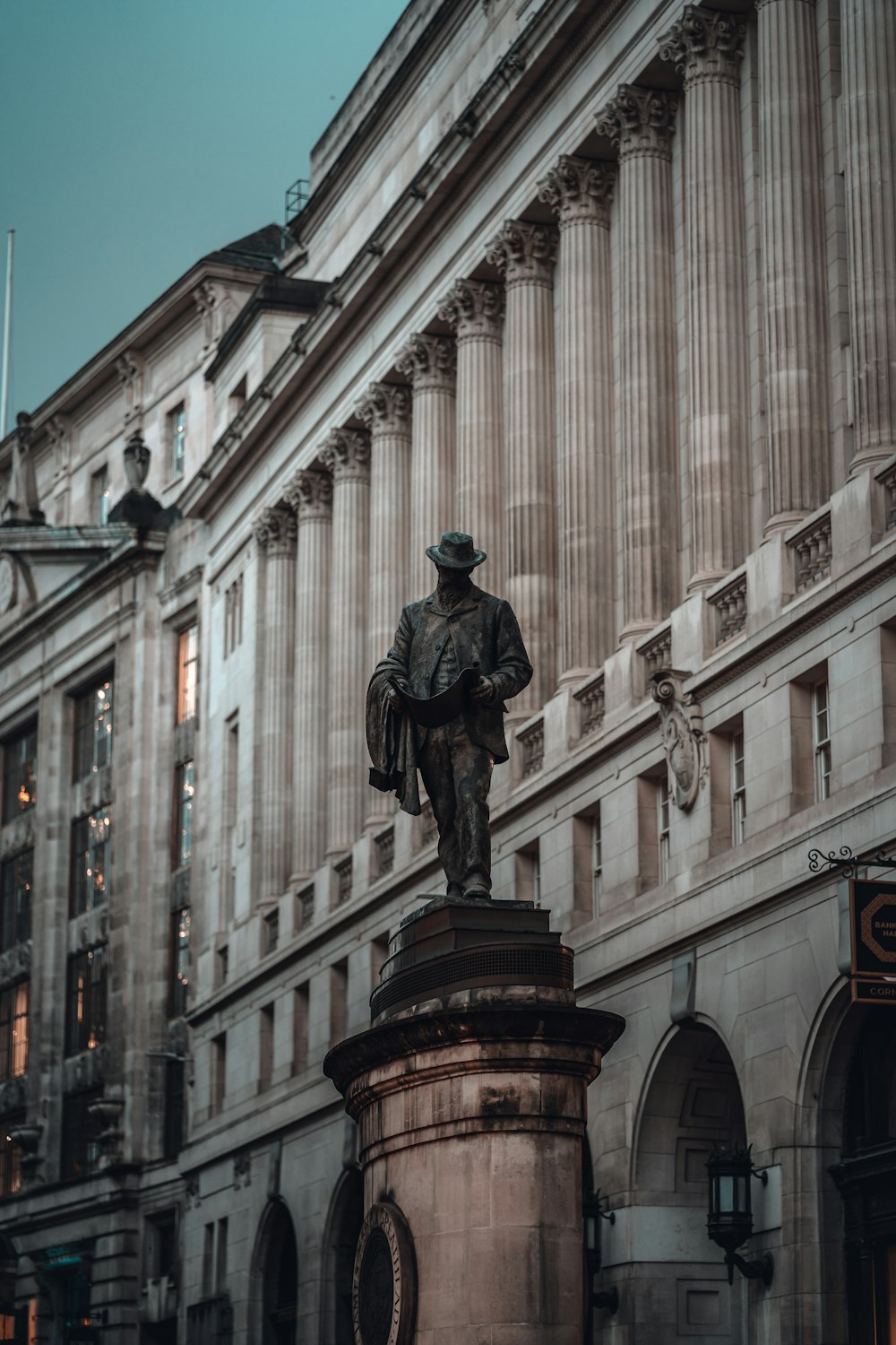 una statua di un uomo di fronte a un edificio