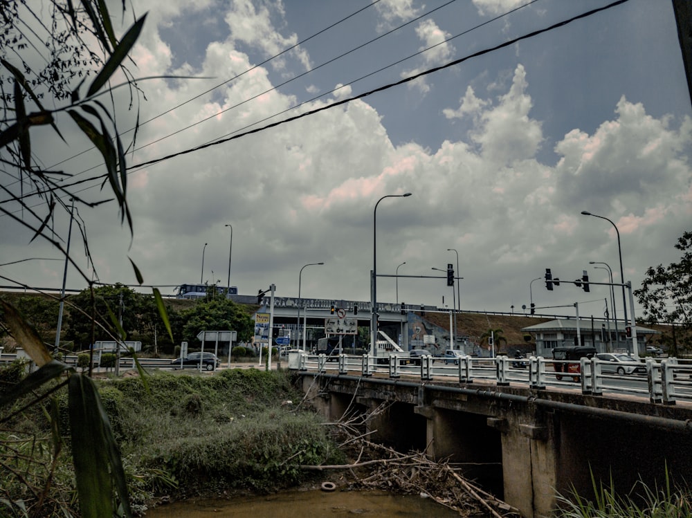 a bunch of cars that are sitting on a bridge