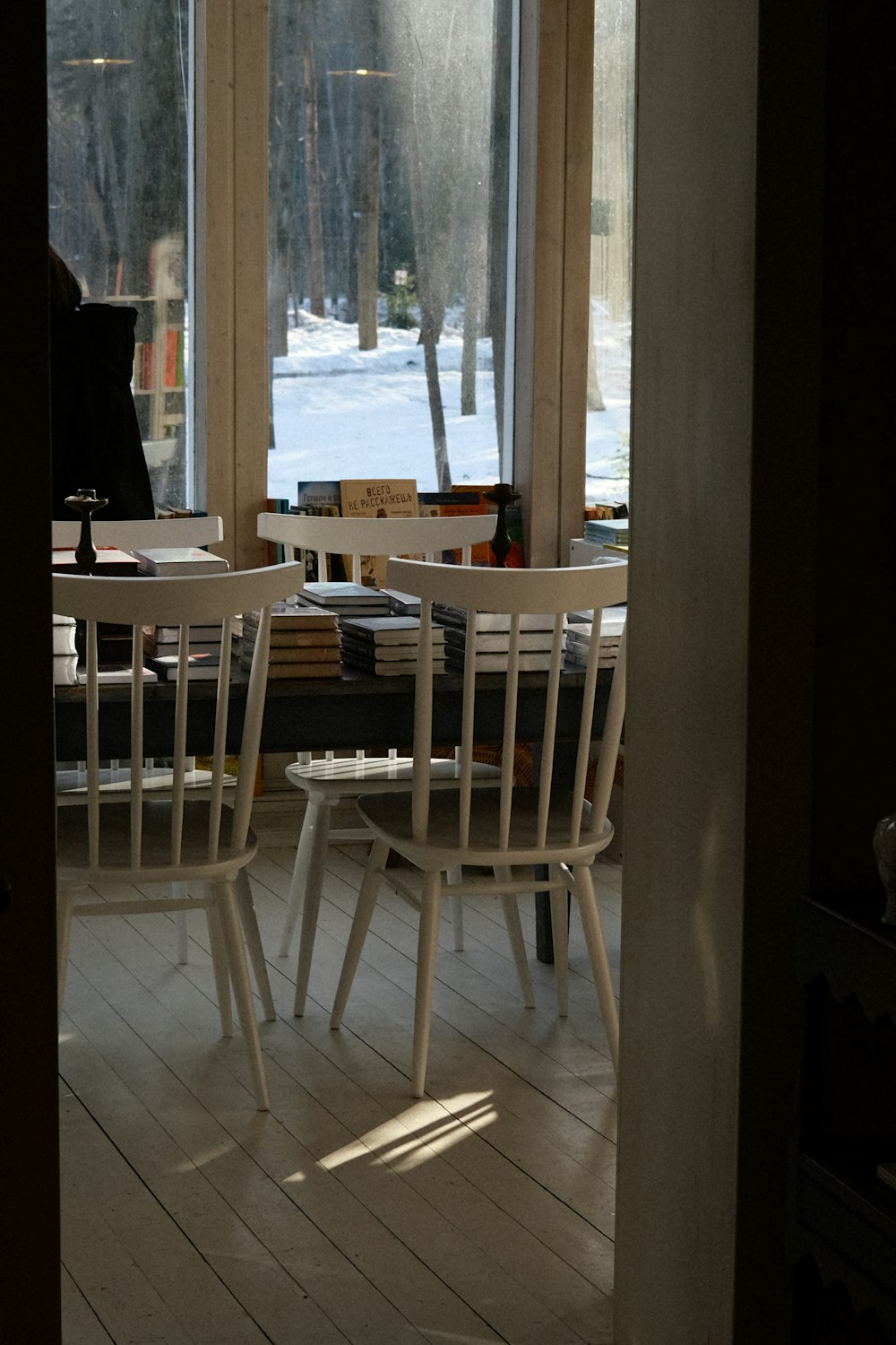 due sedie bianche sedute davanti a una finestra