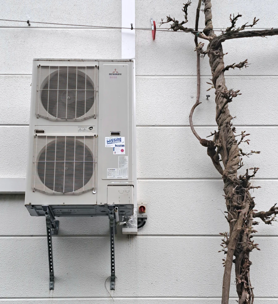 Pompe à chaleur air/eau installée dans un jardin