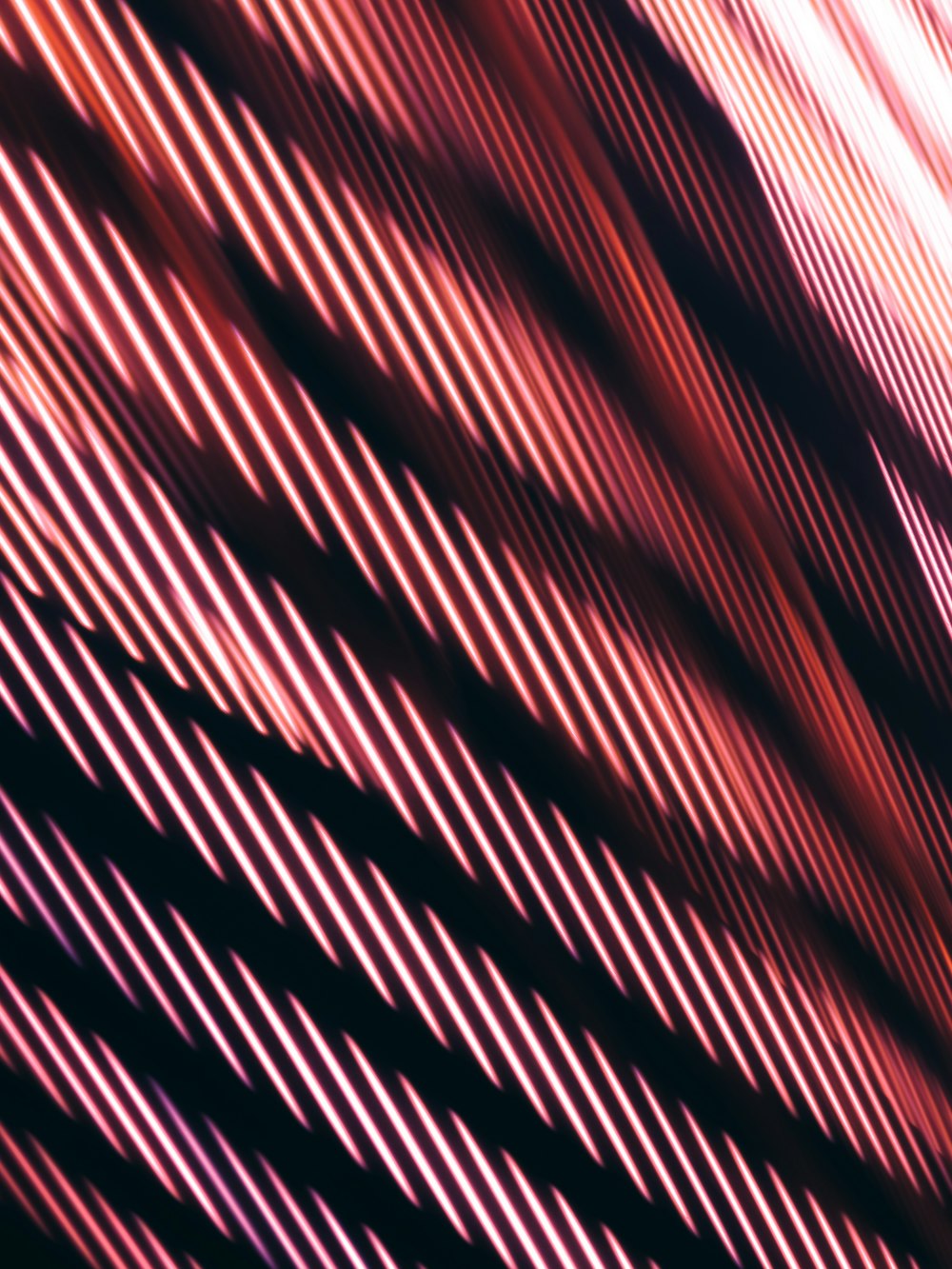 un'immagine sfocata di uno sfondo rosso e nero