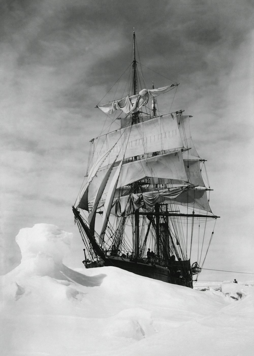Una foto in bianco e nero di una nave nella neve