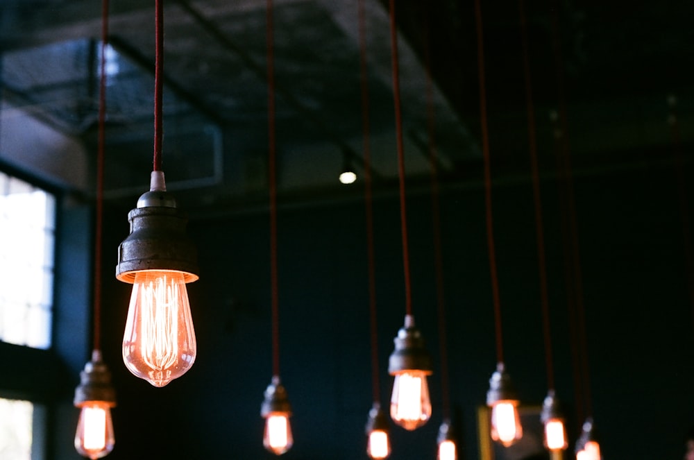 a bunch of light bulbs hanging from a ceiling