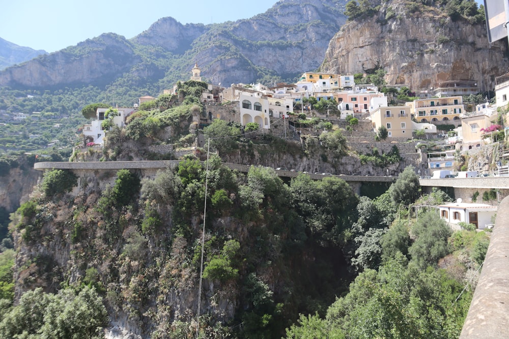 une vue panoramique d’une ville sur une falaise