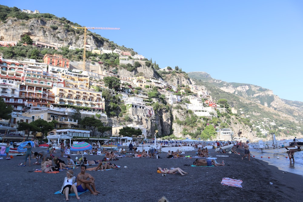 uma praia lotada com muitas pessoas nela