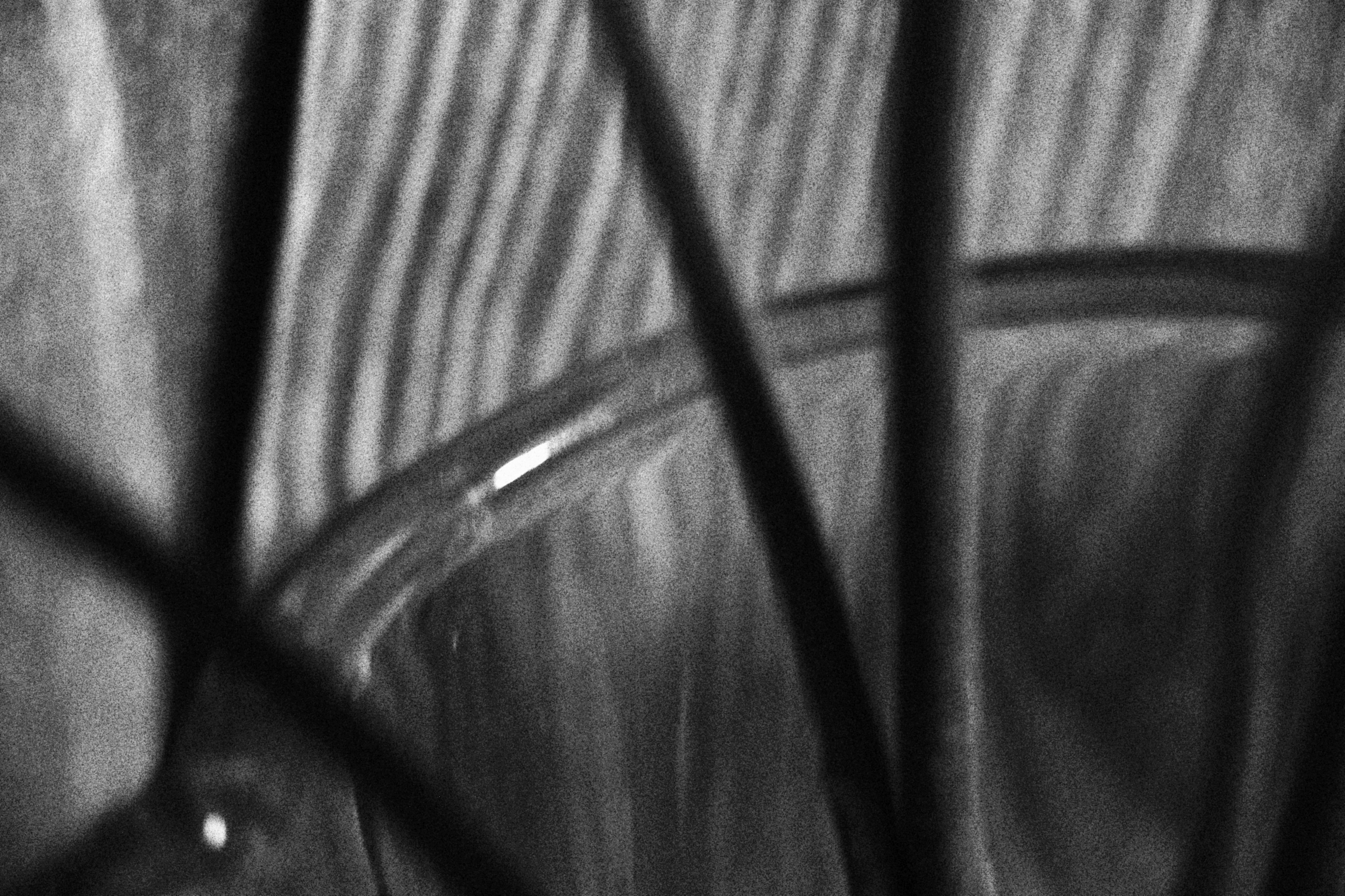 Ahşap bir masa üzerinde müzik aleti bakımı yapan bir kişi, temizlik malzemeleri ve bakım solüsyonları ile enstrüman temizliği.