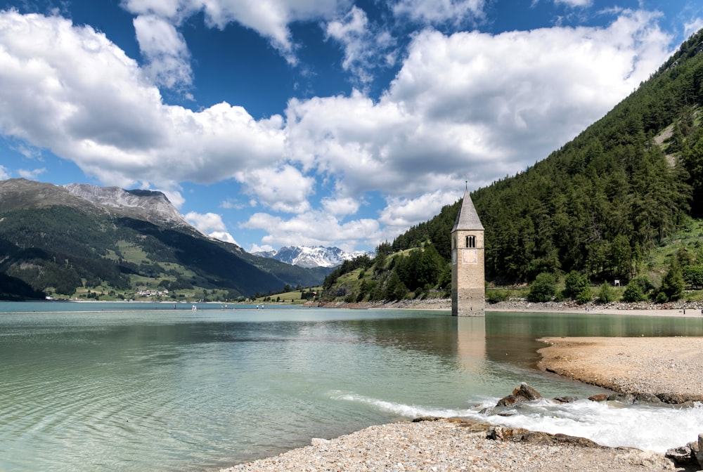 um lago com uma torre do relógio no meio dele