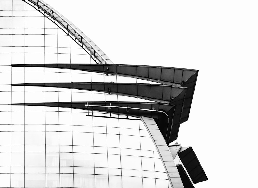 Una foto en blanco y negro de un edificio moderno