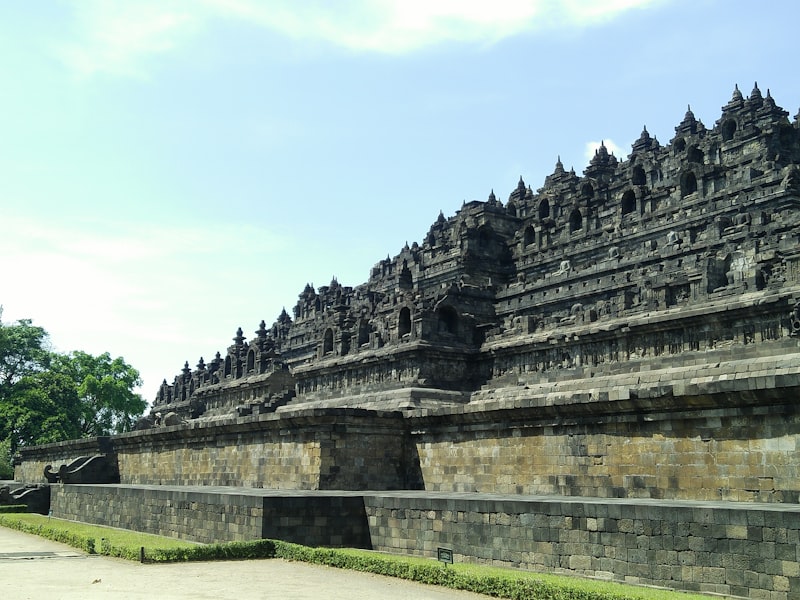 Pengunjung menikmati wisata sejarah interaktif dengan teknologi AR di candi