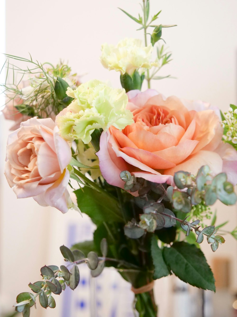 eine Vase gefüllt mit vielen Blumen auf einem Tisch