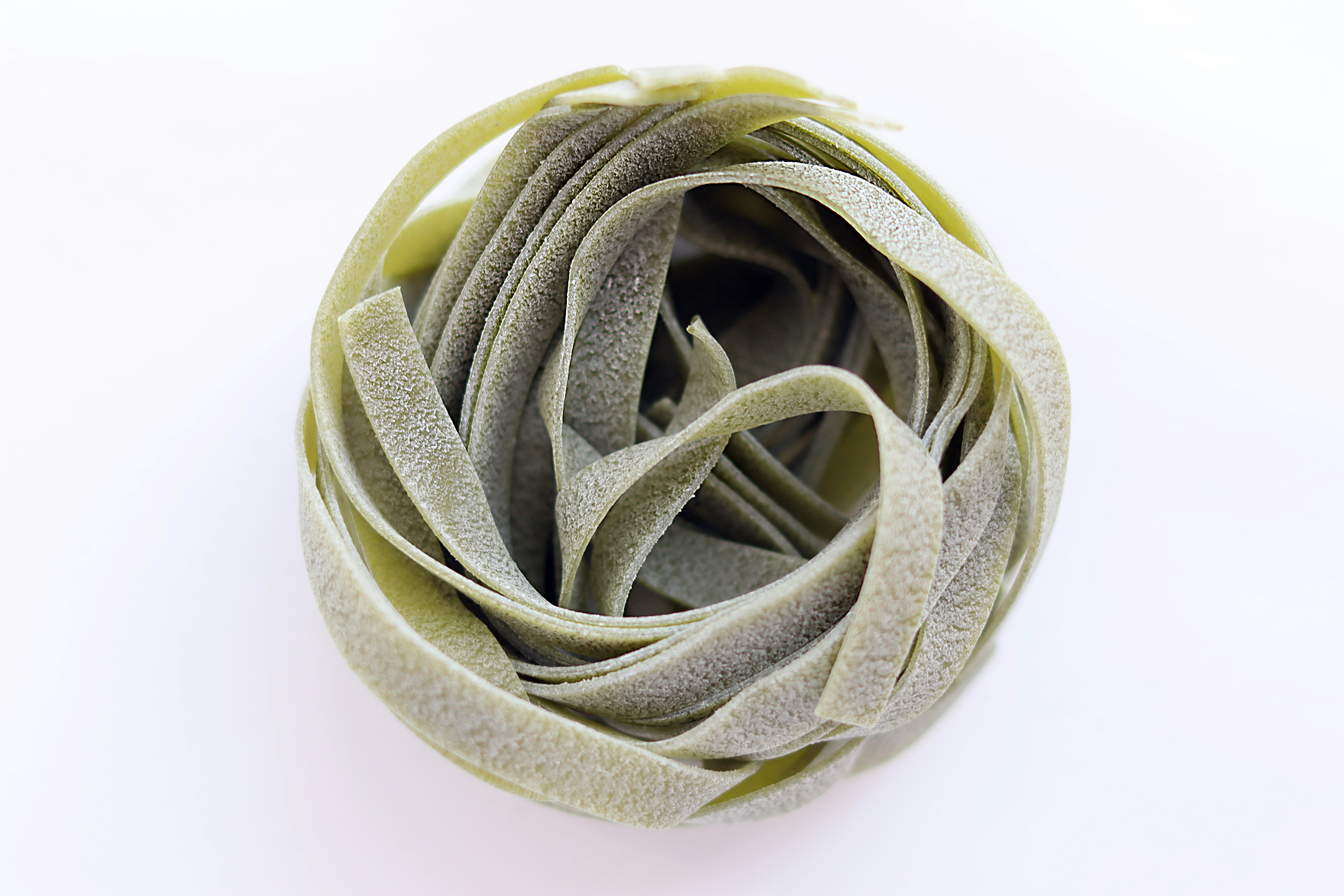 un primer plano de una flor en una superficie blanca