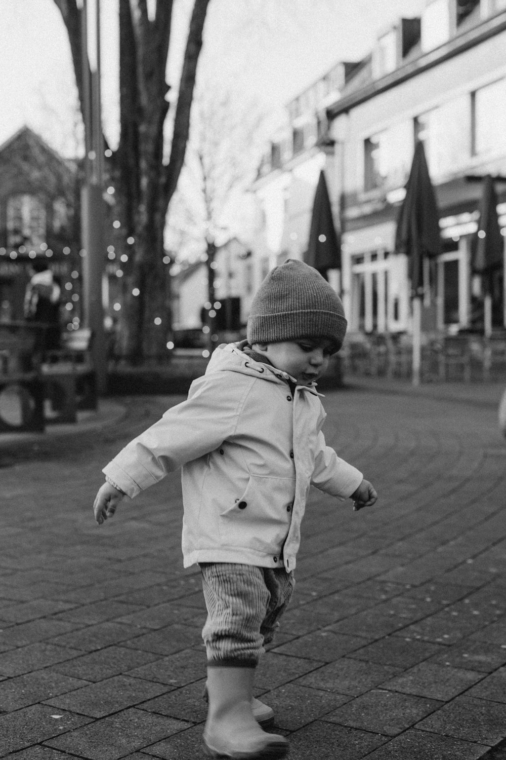 un petit garçon qui se tient dans la rue